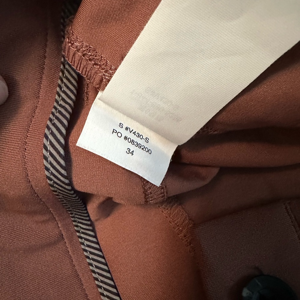 Mens Vuori Meta Pant. 34x30. Darker Mauve color